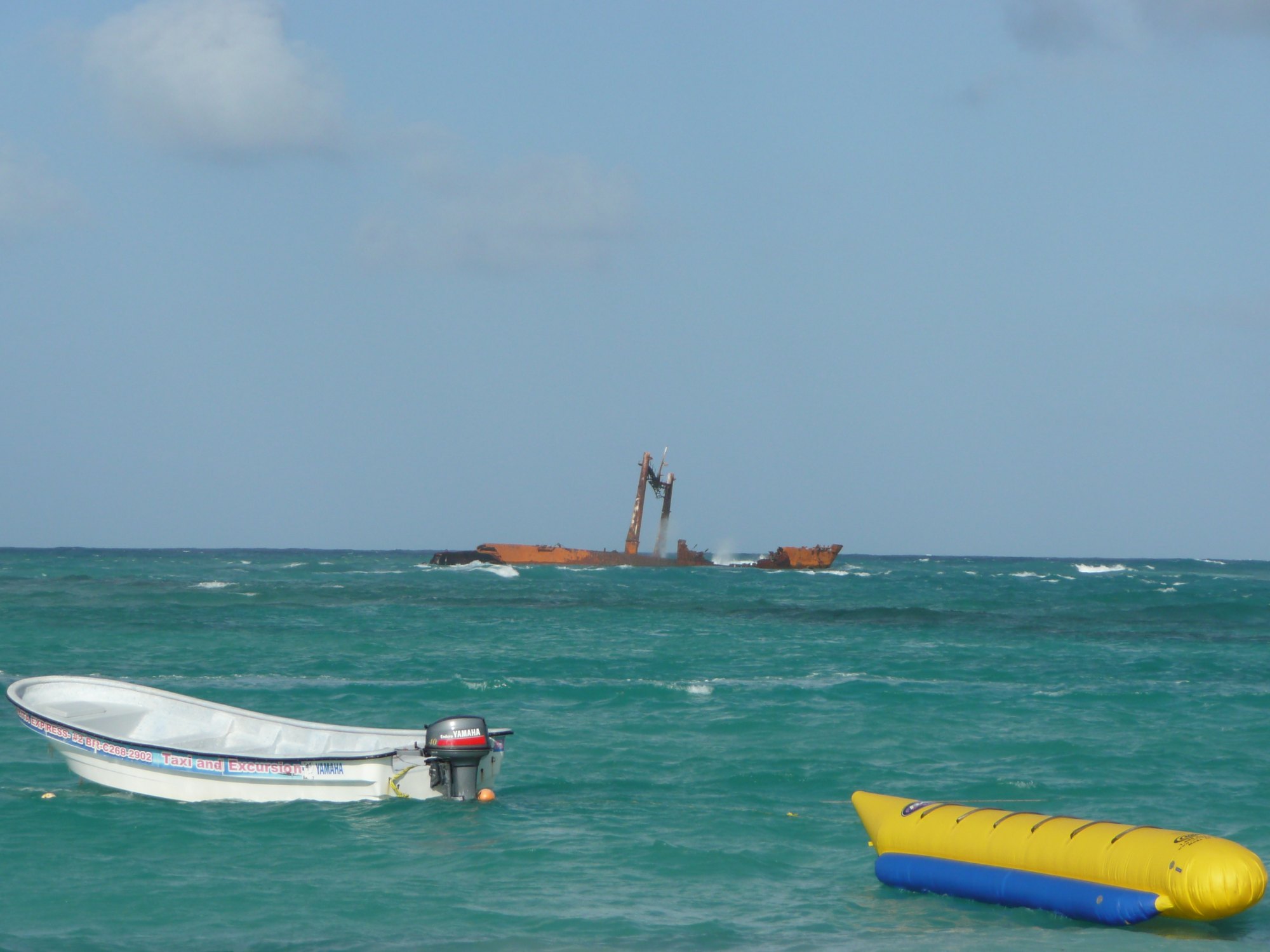 Fotografía del Astron, el carguero encallado desde 1978 frente a la costa de Bávaro, a unas 5,3 millas en línea recta de las 692 residencias de River Island.